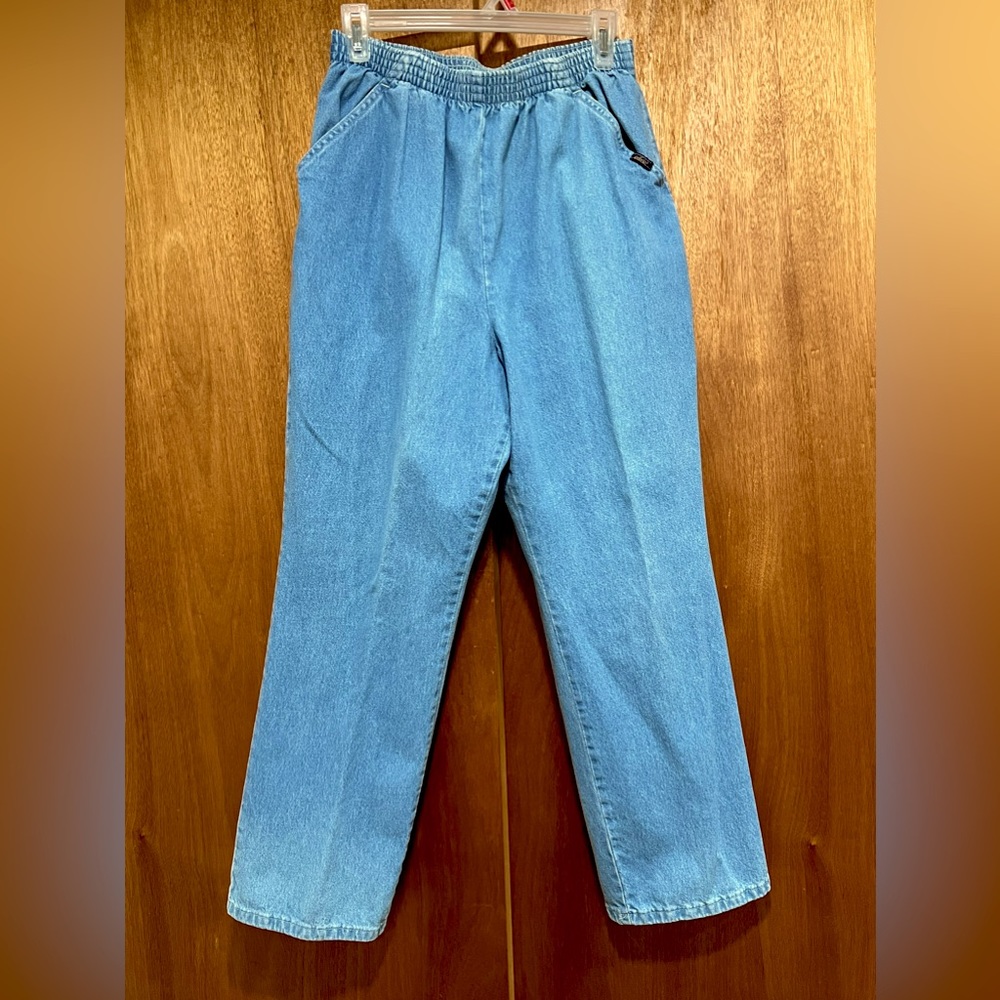 CHIC Jeans 12 petite Very little wear. Full elastic waistband.